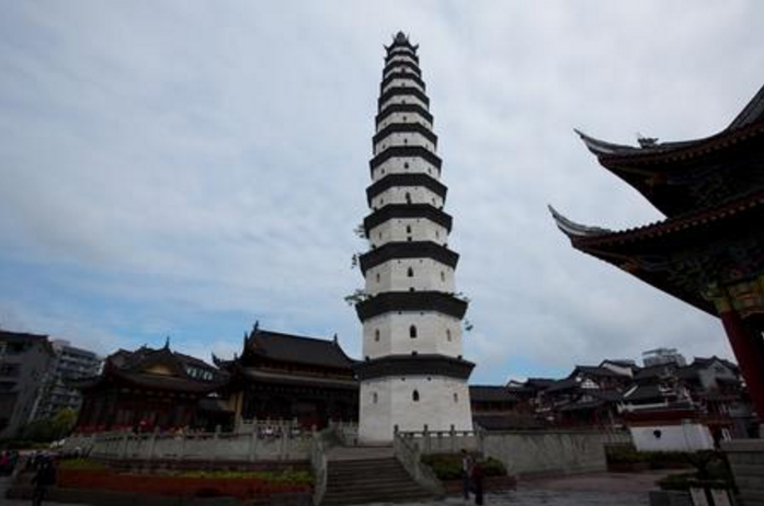  p>文峰塔矗立于 a target="_blank" href="/item/宁海/1086789" data