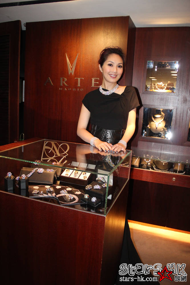  p>杨千嬅,原名杨泽嬅,1974年2月3日出生于中国香港,祖籍广东汕头