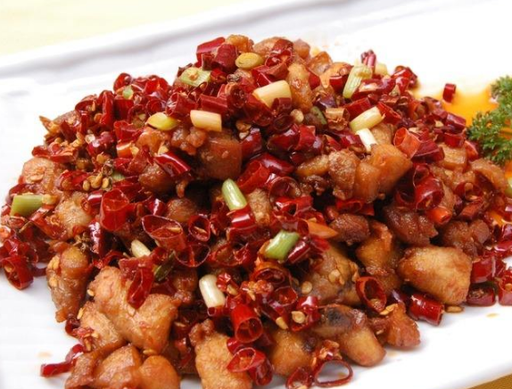  p>干炒辣子鸡属于川湘菜系,味型鲜明,以麻,辣,鲜,嫩为特点,是具有