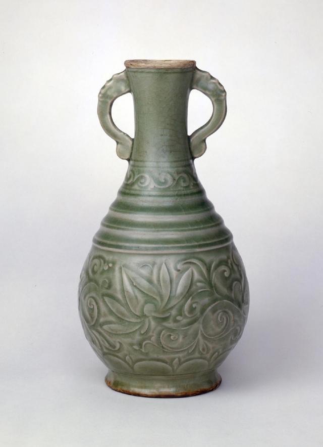 id="gn7am2vwb1">宋耀州窑青釉刻花莲花纹双耳瓶是宋代创作的瓷器 /p>