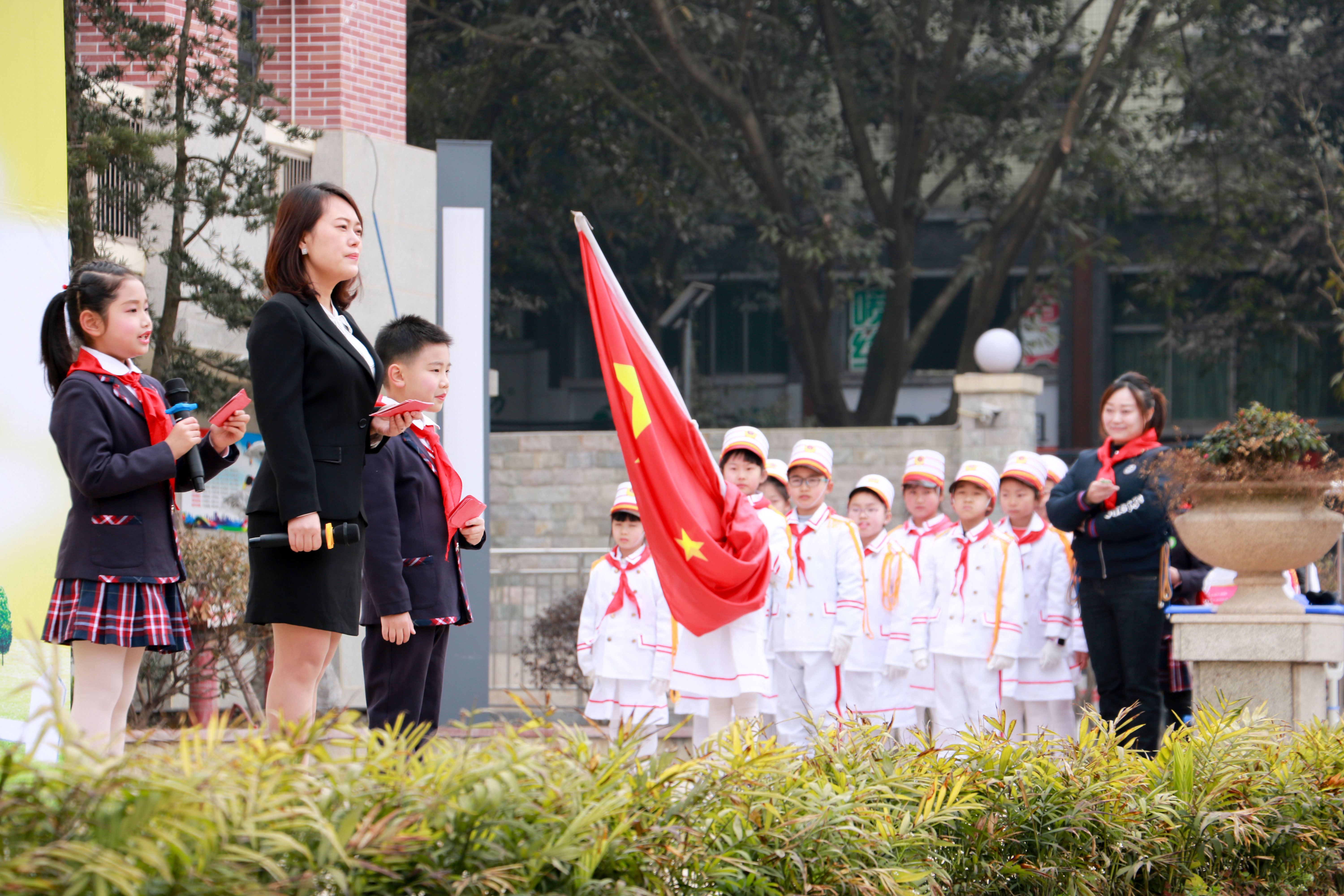 年7月31日研究决定,同意成立的一所城区小学,渝北区旭辉小学筹建组
