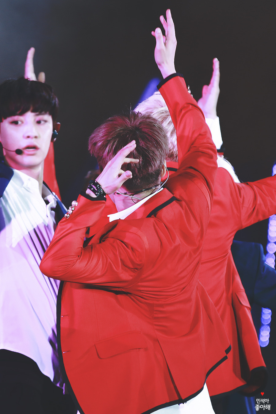  p>金珉锡,艺名秀珉(xiumin),1990年3月26日出生于韩国京畿道九里市仁