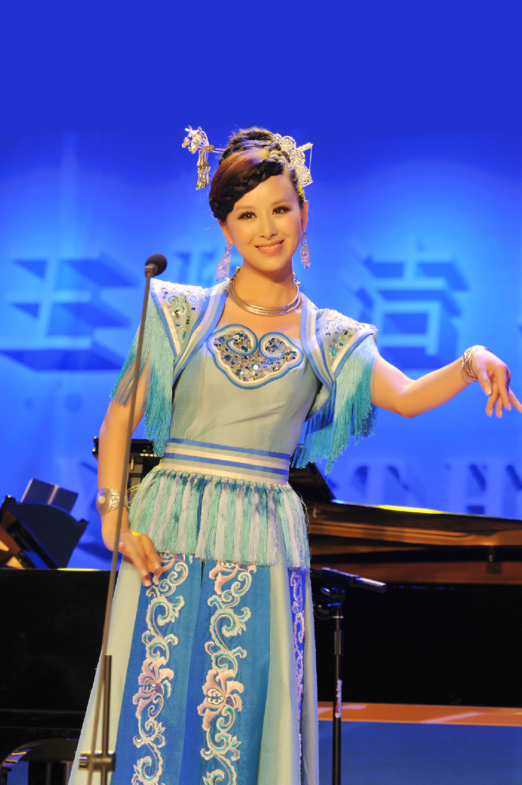  p data-id="gnwxjy7fnt">王雅洁,女,空政文工团优秀青年歌手,出生于