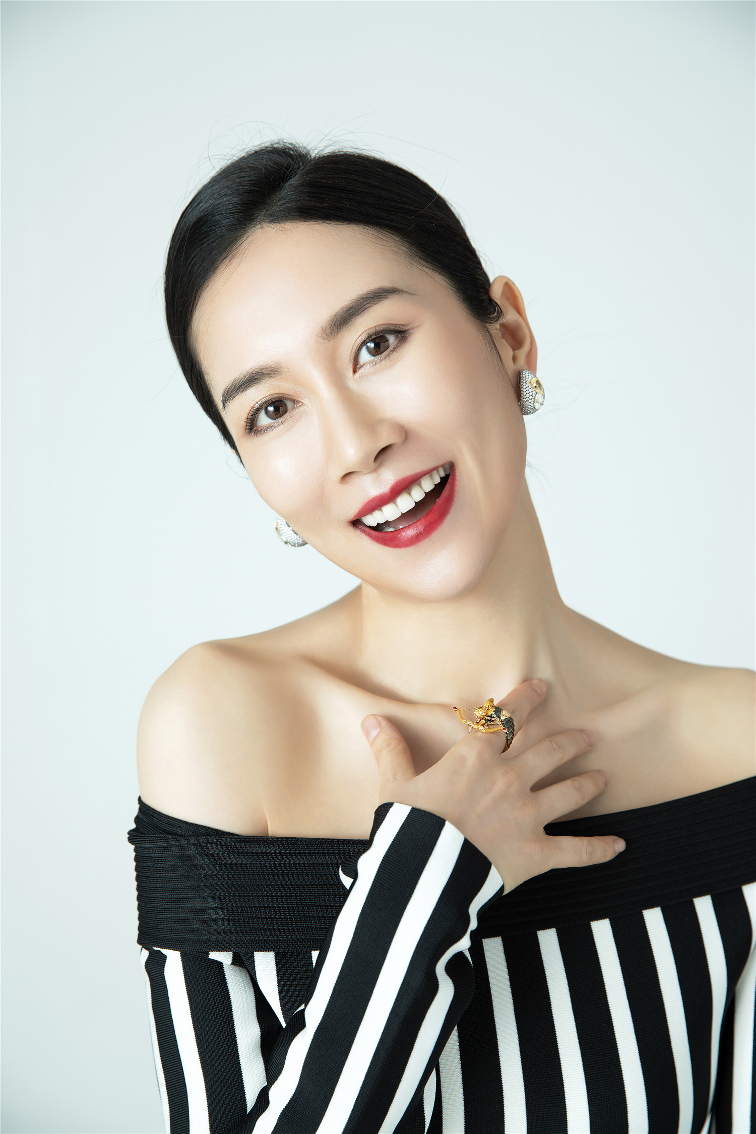  p>温峥嵘,1978年11月2日 sup data-ctrid="2vbcydjiynh">1 /sup>出生