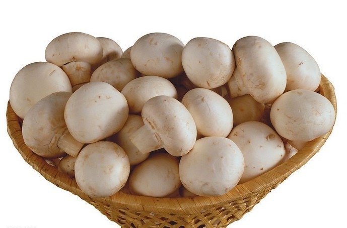 菌盖初期扁半球形,后平展,白色或淡黄色,有时中部浅褐色,覆有平伏的