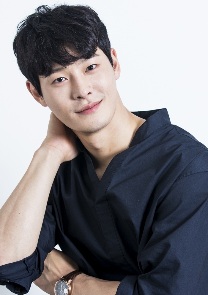  p>车仁河(         ,1992年7月15日~2019年12月3日),本名李载昊,出生