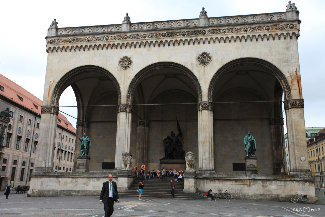 统帅堂坐落于巴伐利亚首府 a target="_blank" href="/item/慕尼黑