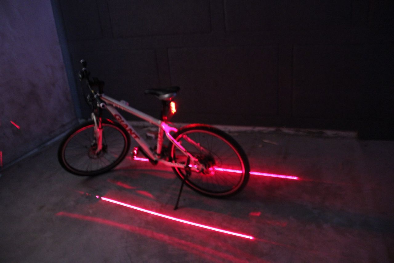  p>自行车尾灯即安装在自行车尾部的发光的灯具,传统的尾灯是用反射器