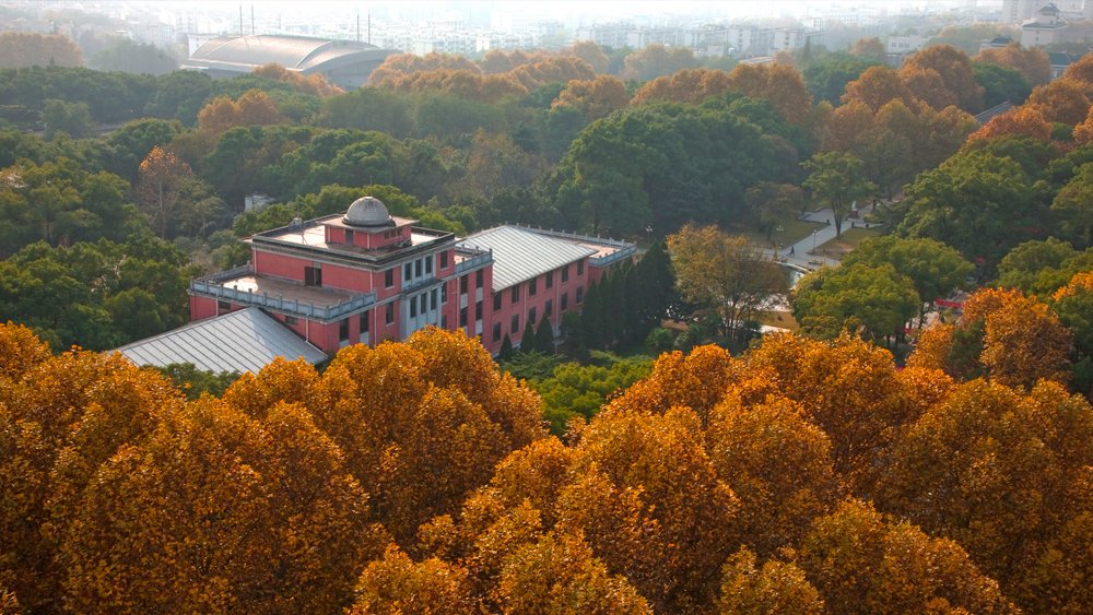 data-lemmaid="160405">华中师范大学 /a>校园内,桂子山以满山的 a