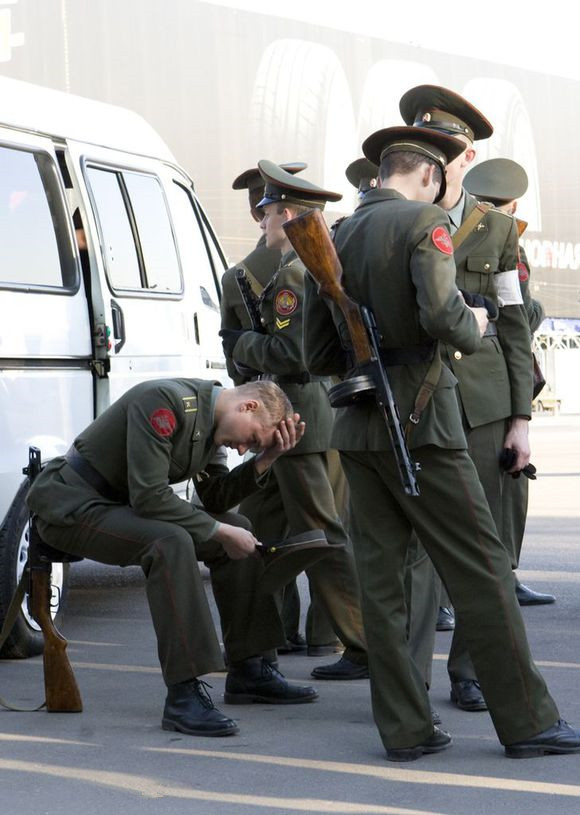 又译为:波波沙冲锋枪,又名:人民冲锋枪,人民转轮枪),由前 a target="