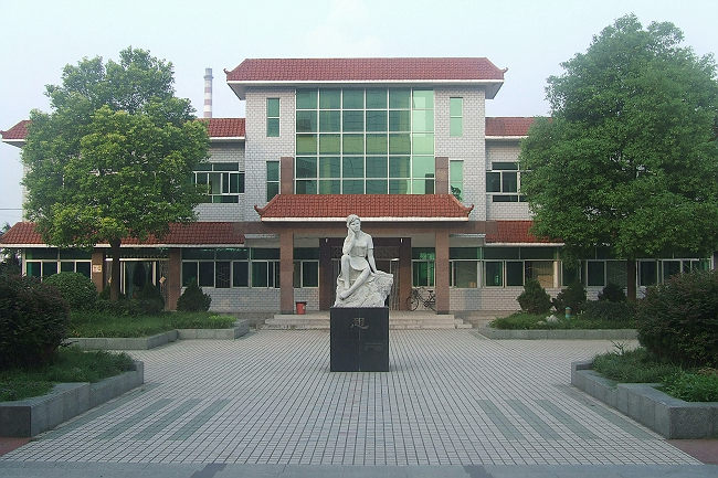  p>枝江市实验中学位于枝江城区胜利路东端,创办于1990年2月,原名为马