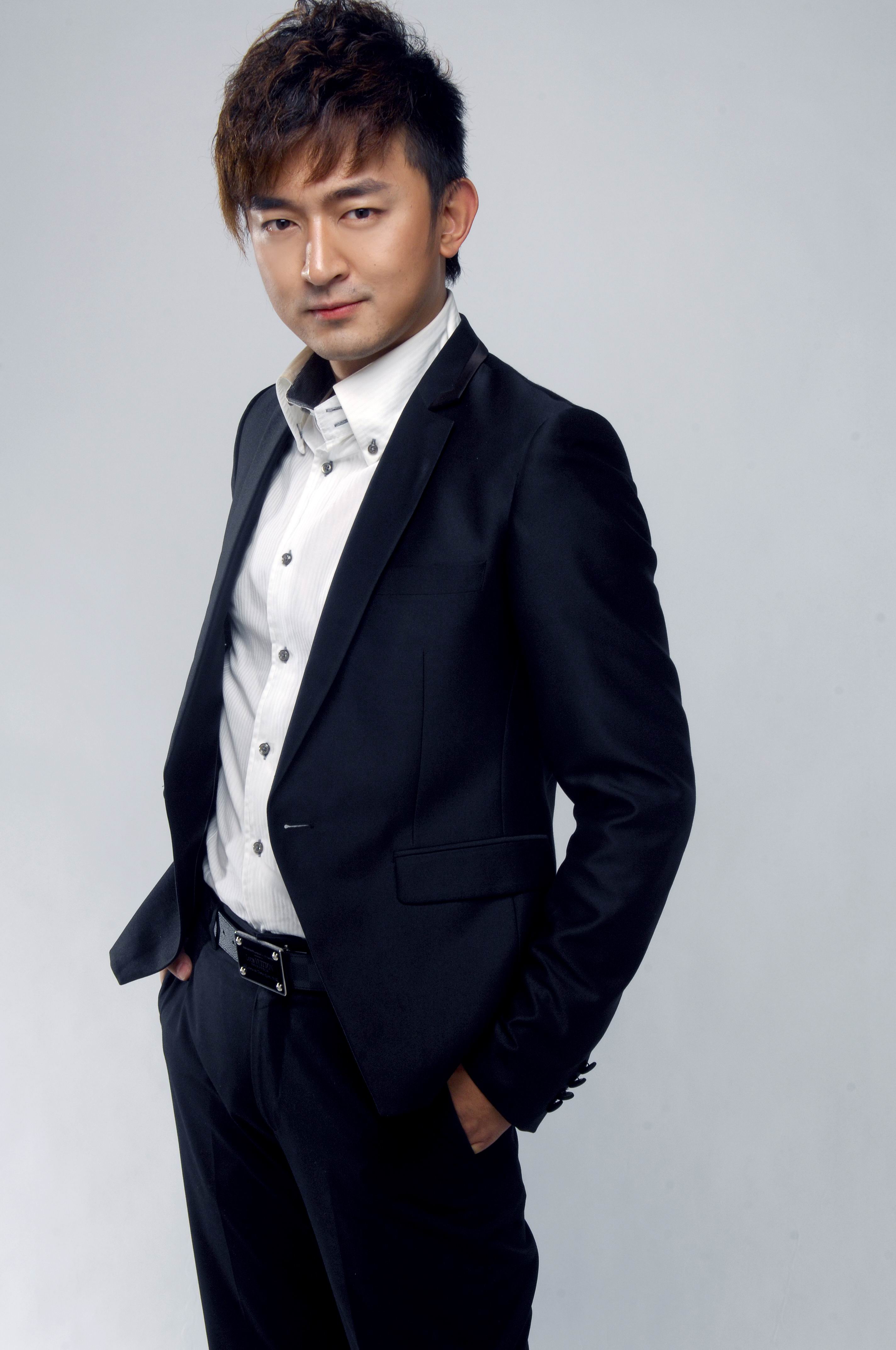 8bxn">曹洋,男,1982年5月10日出生,b型,身高186cm,中国内地男主持人