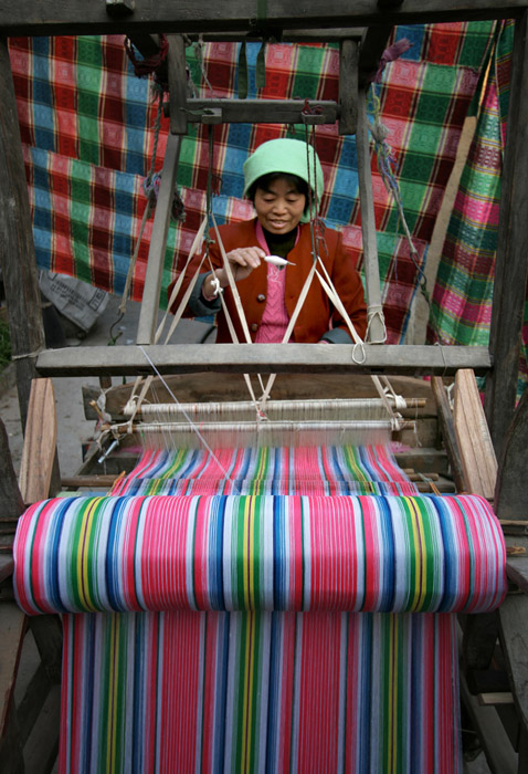 "等,因图案绚丽似锦,1985年被山东省工艺美术所定为此名,简称"鲁锦"