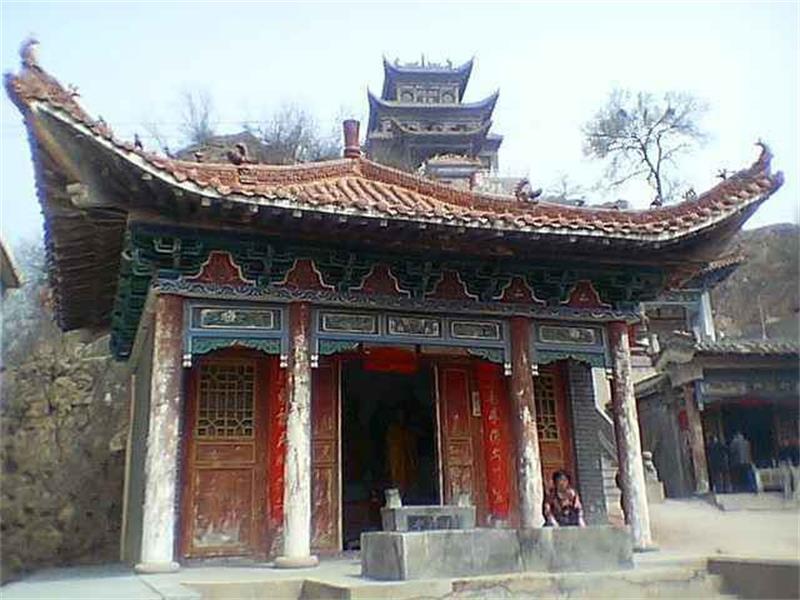  p>飞龙顶旅游区位于荥阳市北 20 公里 处的邙山岭上,东监汉霸二王城