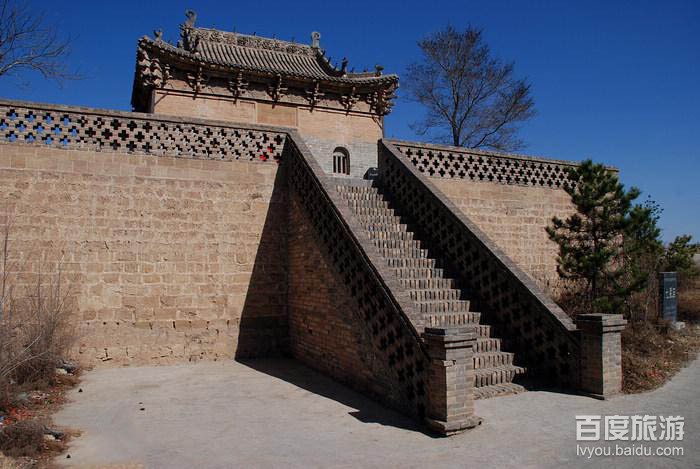 位于陕西省府谷县,因居孤山川北侧山坡之上,故得名.