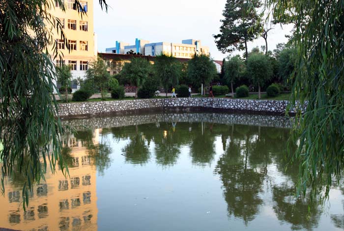  p>玉山县第二中学,简称玉山二中,是江西省重点中学,创建于1978年,原