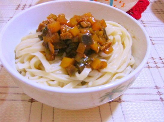  p>茄子土豆打卤面是由手擀面,配上土豆,茄子卤料,再加上其他调料制作