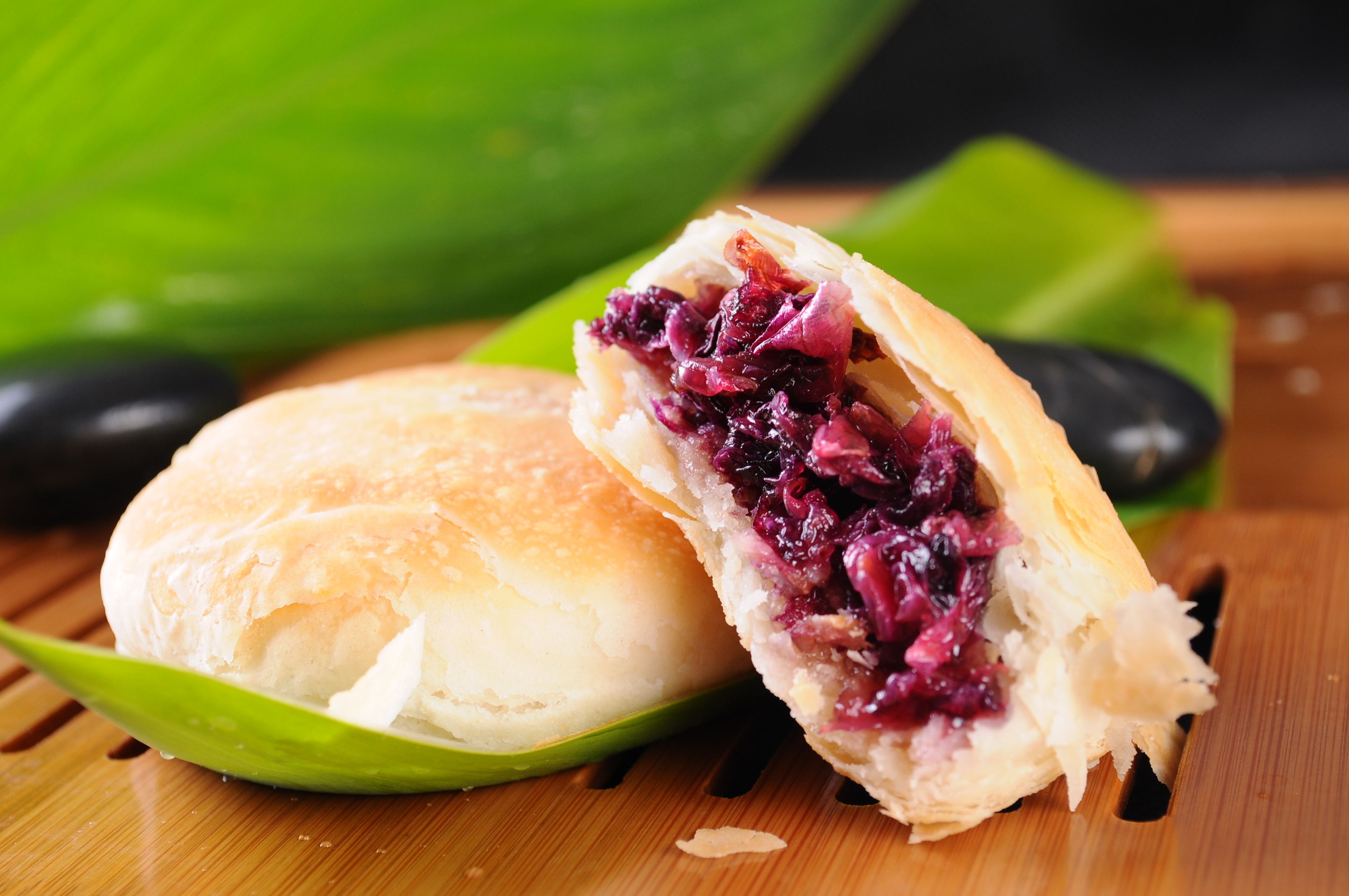  p>鲜花饼是一道以面粉,玫瑰,玉兰,菊花等为主要原料的小吃. /p>