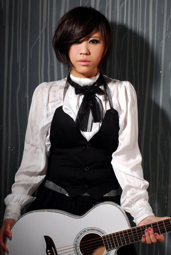  p>韩真真,1986年3月31日出生于陕西省西安市,中国内地女歌手.