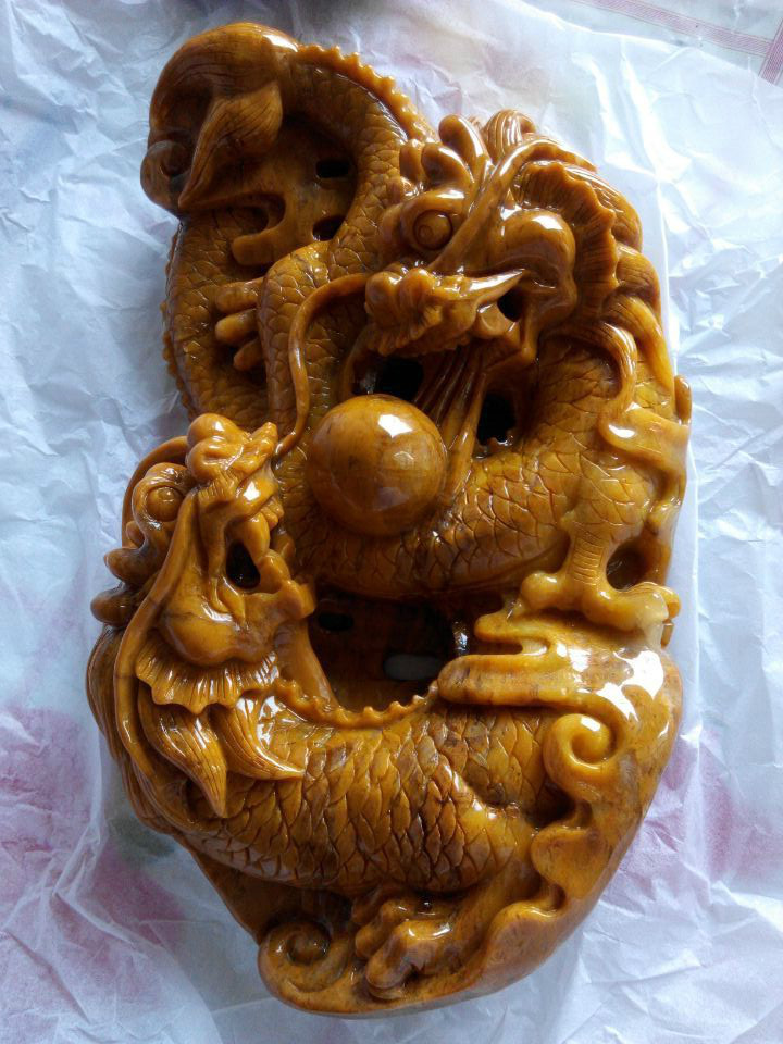  p>石英岩玉是由粒状石英集合体组成的致密块体,石英含量在90%以上