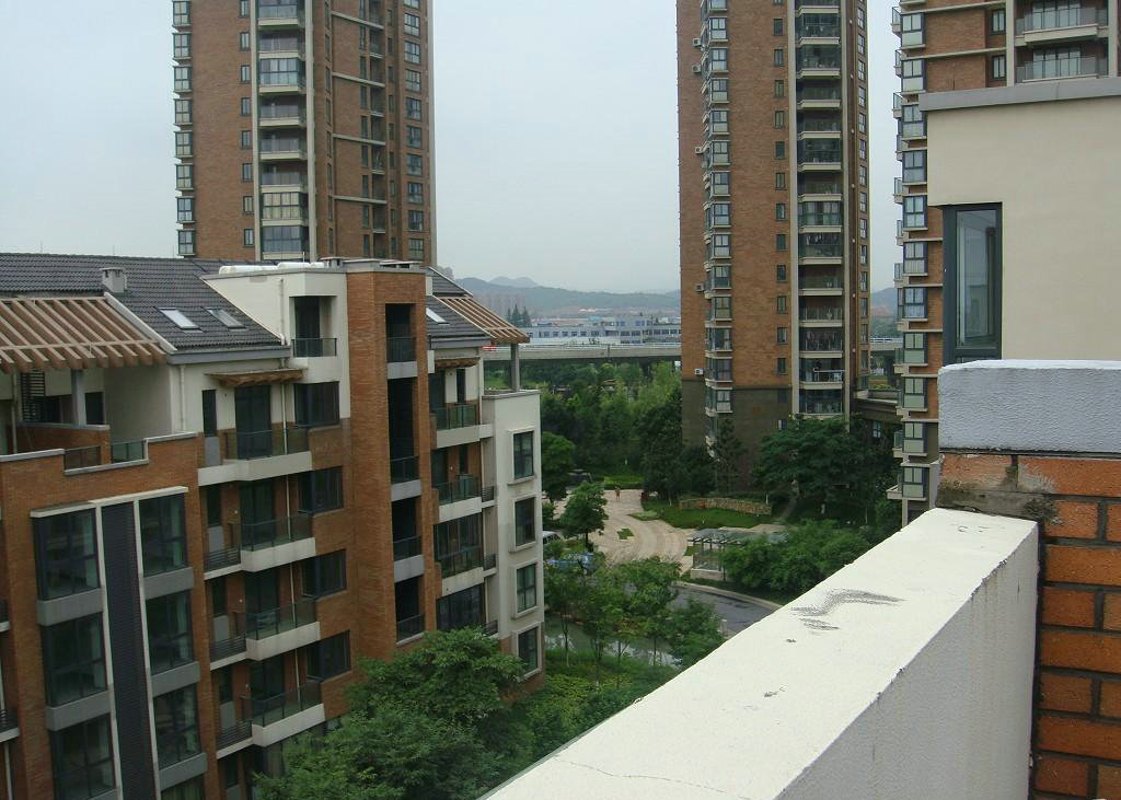 西接天目山路延伸段,是江南春城核心居住组团之一