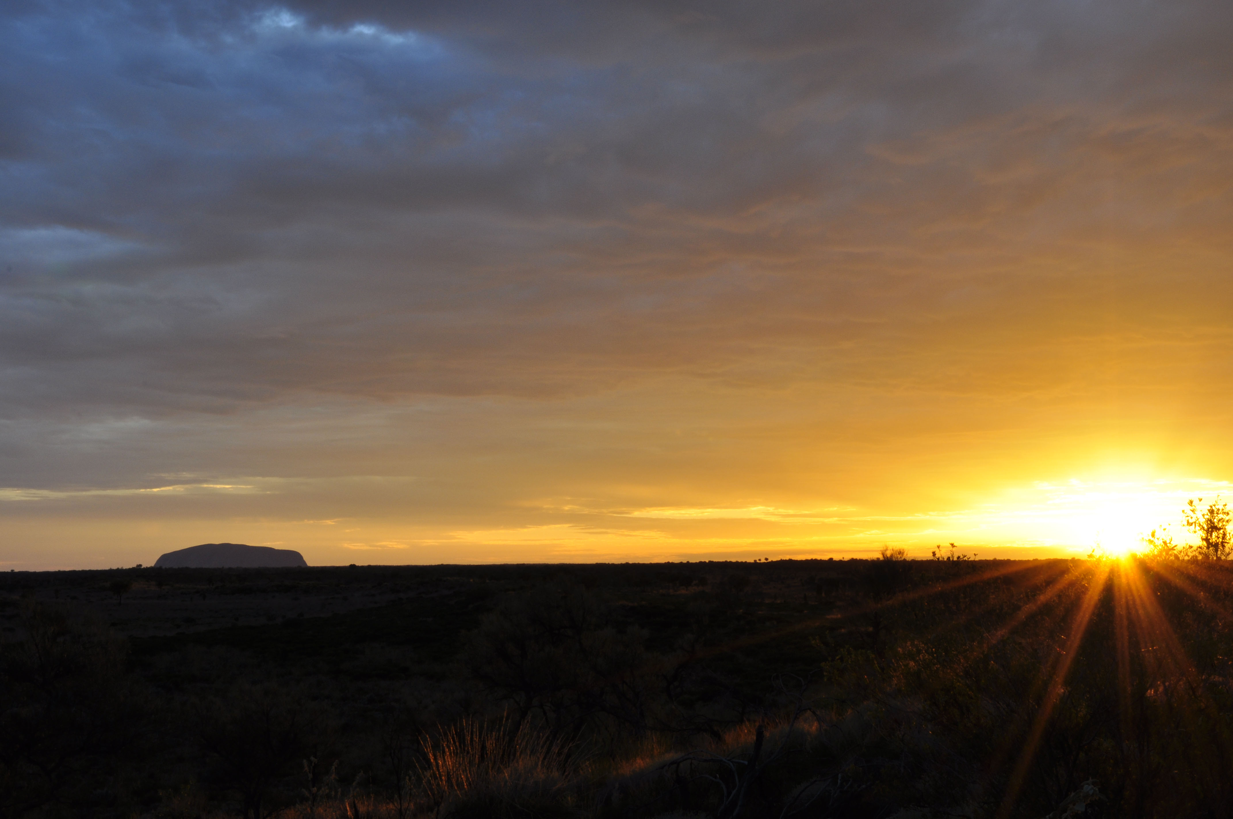  p>热带沙漠气候分布在 a target="_blank" href="/item/南北回归线