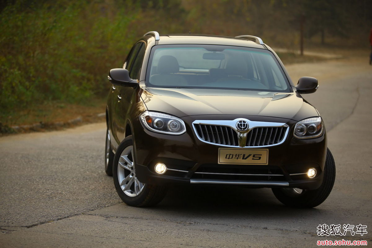  p>中华v5是中华汽车推出的首款suv车型,车头线条圆润,前保险杠非常