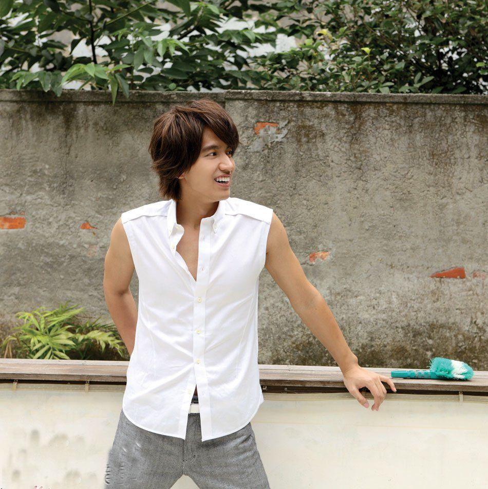  p>言承旭(jerry yan),本名廖洋震,1977年1月1日出生于台湾省桃园市