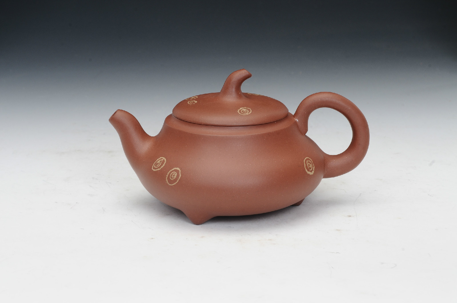  p>范丽静,国家工艺美术师,优秀青年陶艺家,范家壶庄成员,龙德堂艺术