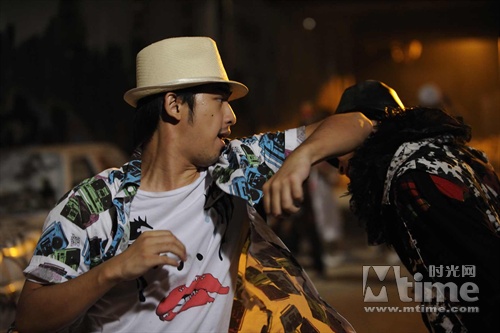  p>《精舞门2》是由刘宝闲执导, a target="_blank" href="/item