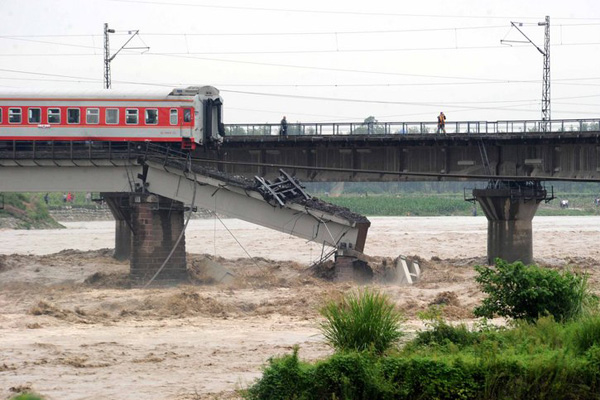 宝成线列车坠河事故