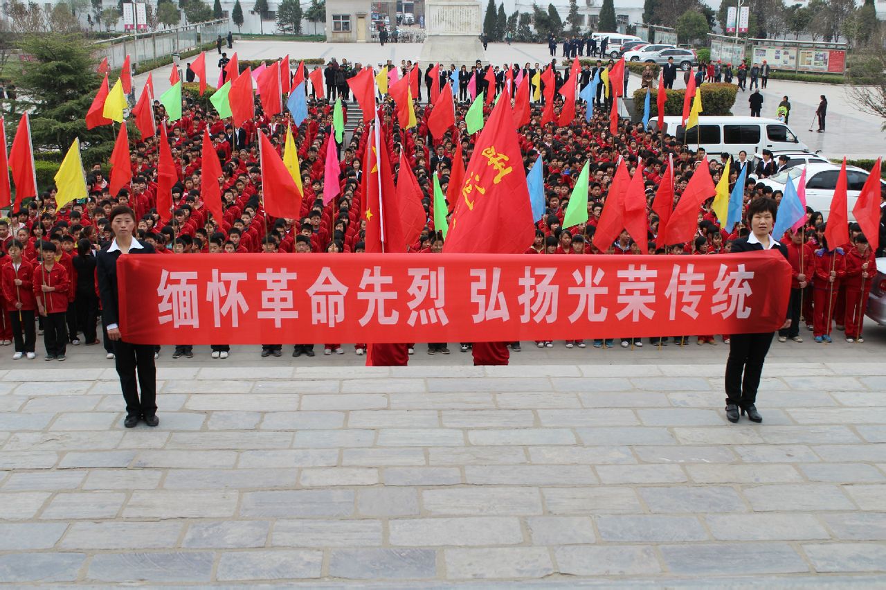  p>兰考县星河中学位于兰考县产业集聚区中州路中段,占地40亩,拥有30