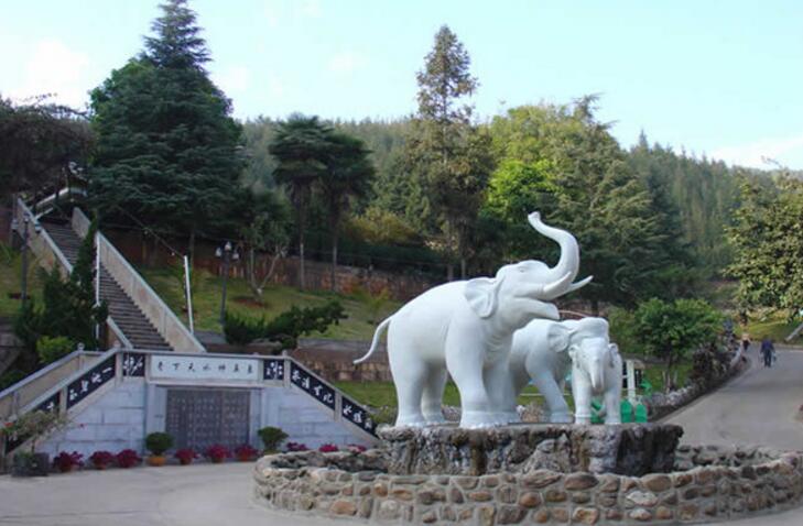  p>象鼻温泉距玉溪市80公里,距云南省府148公里,占地2.3平方公里. /p>