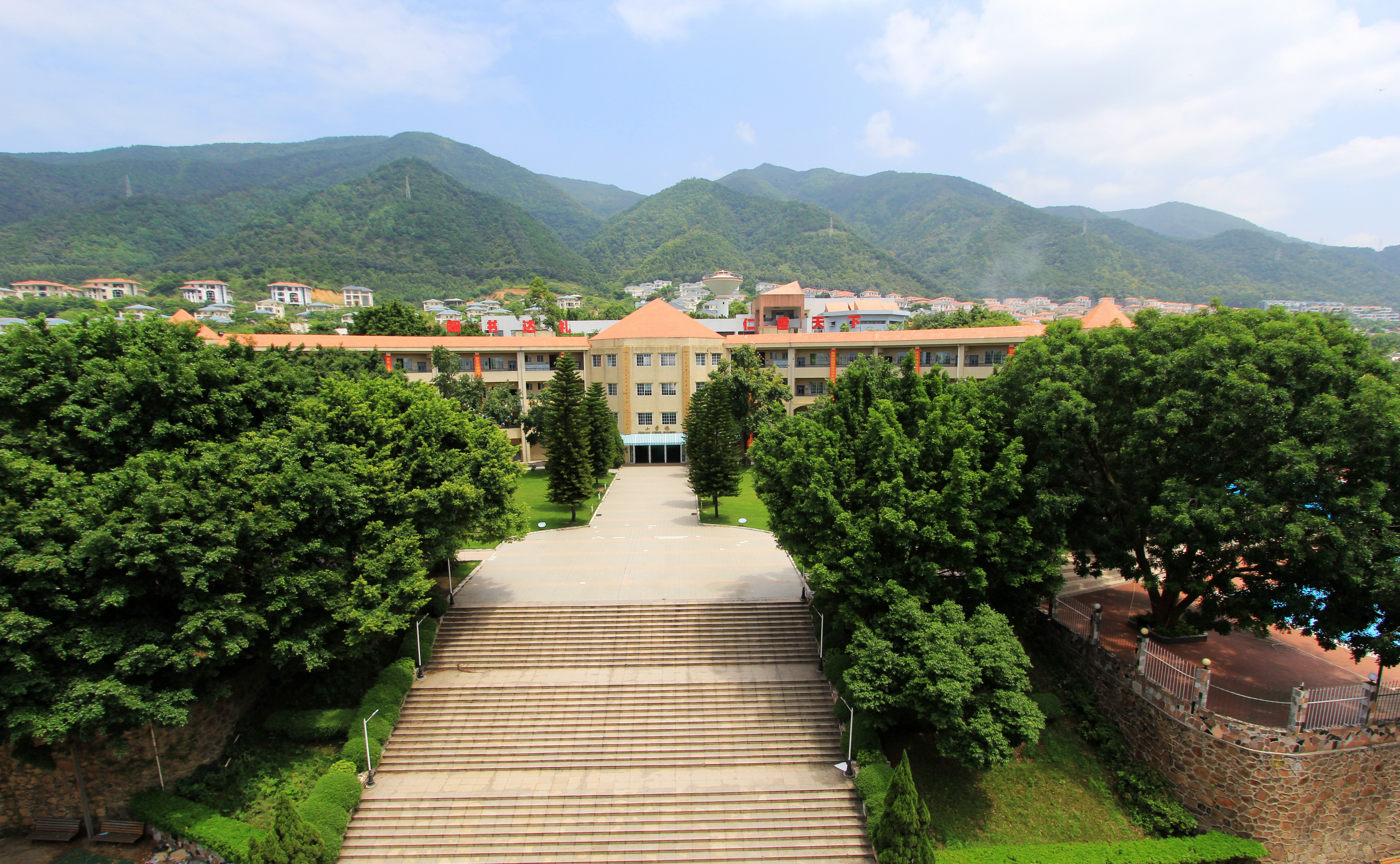  p>肇庆加美学校是由加拿大教育发展(中国)有限公司于1995年创办,集