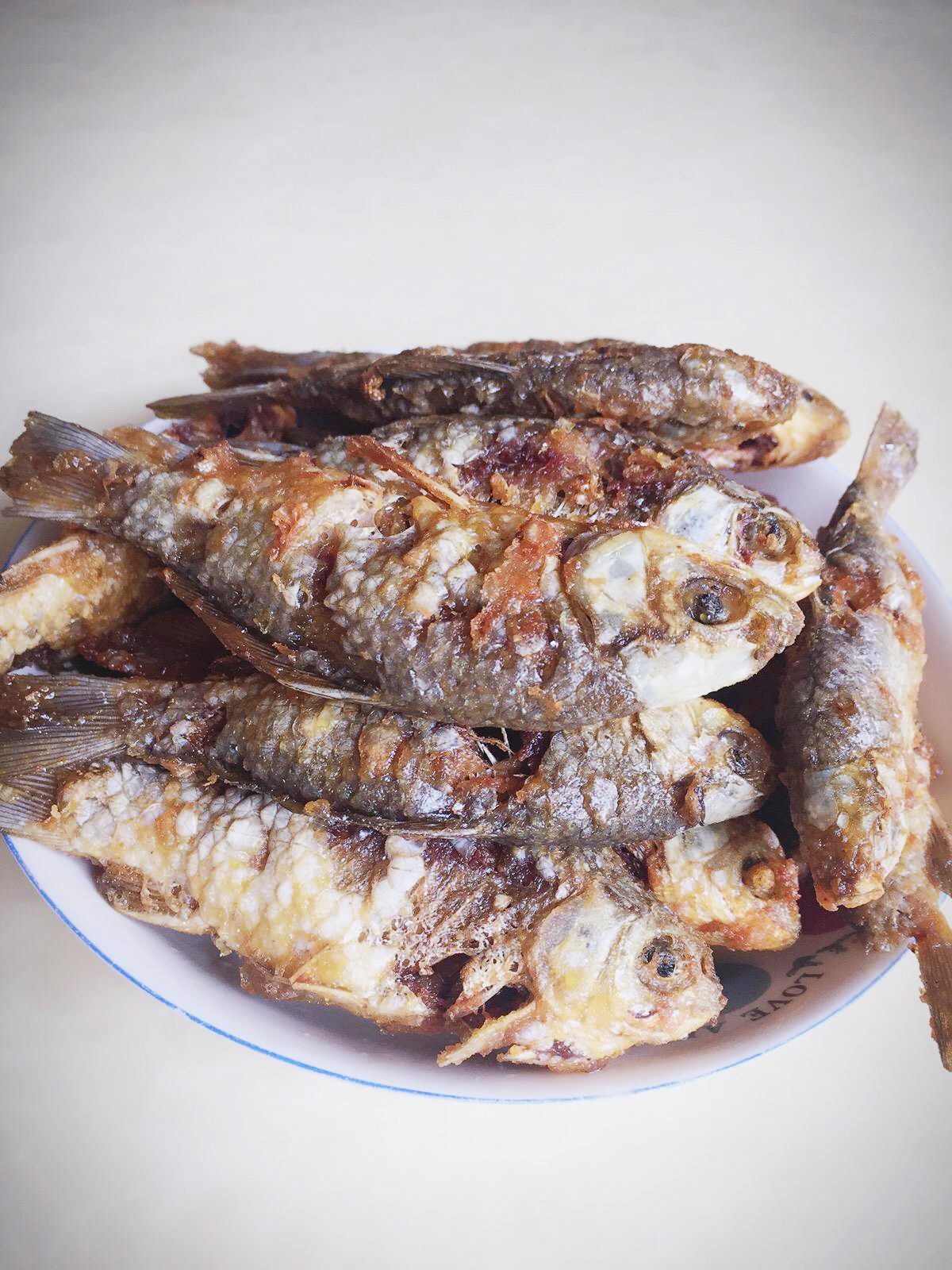  p>油炸鲫鱼是一道以鲫鱼等为原料,精心炸制而成的美食,松脆可口. /p>