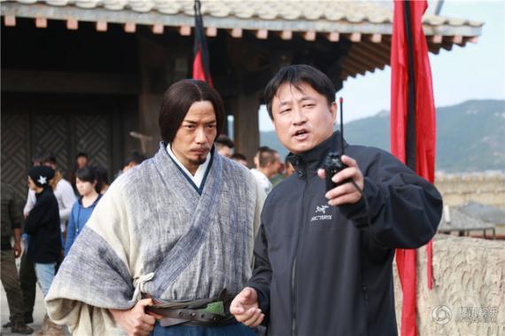 段奕宏与导演现场拍戏时默契十足