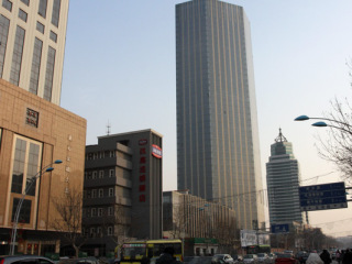  p>天津鑫银大厦雄踞城市涉外商务区中心,写字楼主楼高达166米.