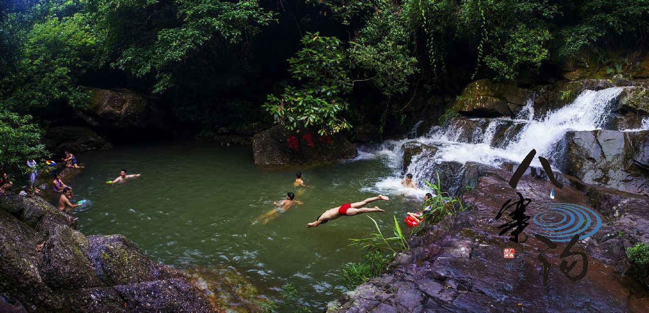  p>八寨沟地处广西 a target="_blank" href="/item/十万大山/6346313