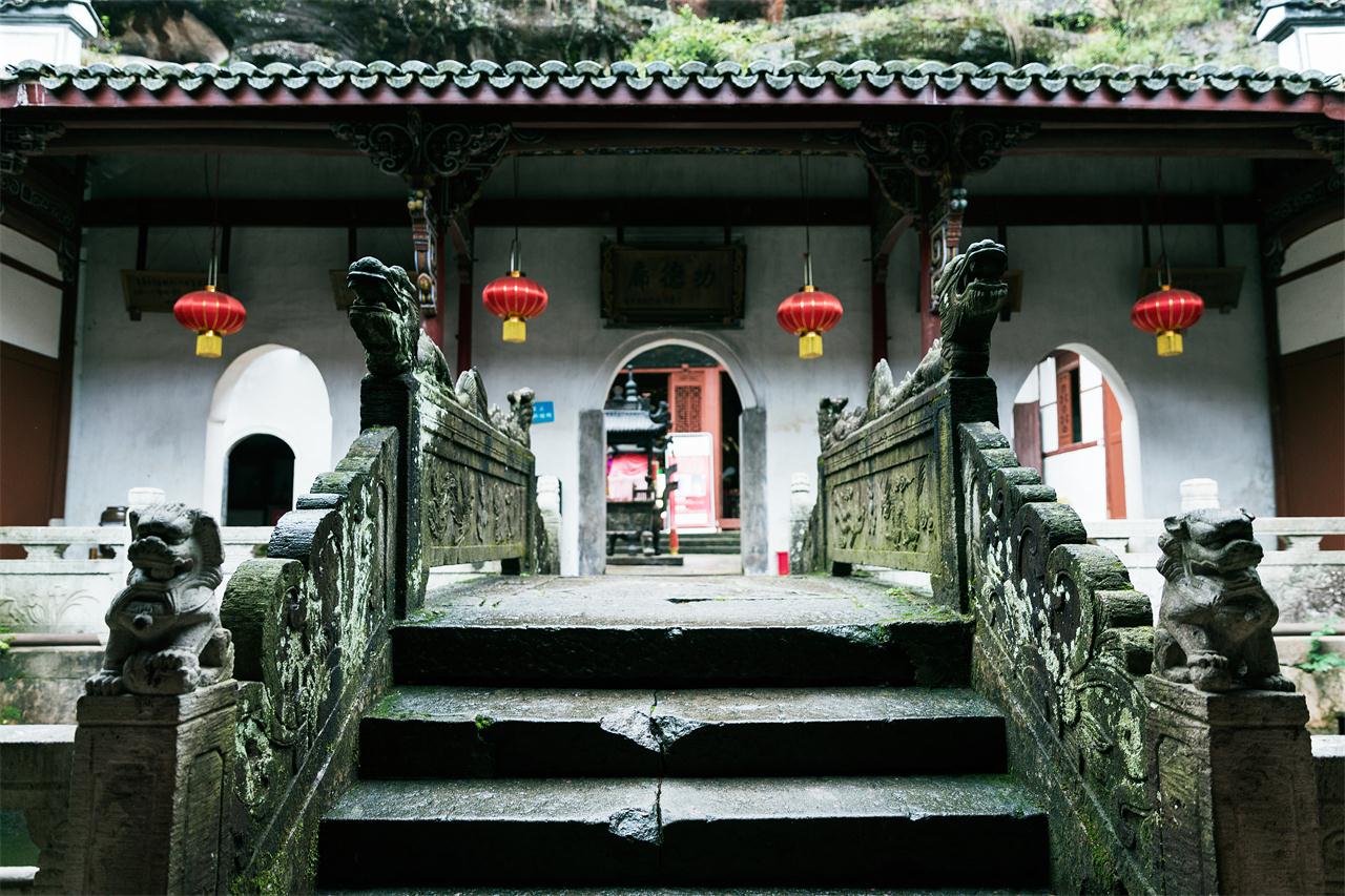 5">大佛寺,俗称金华大佛寺,地处浙江省金华市金东区曹宅镇之北2公里处