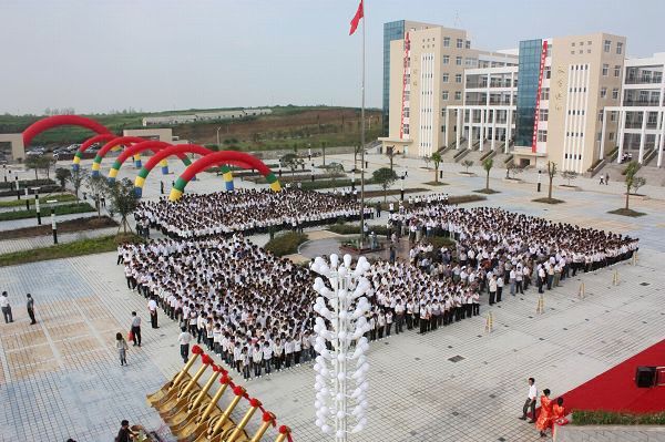 按照省级示范性高中的标准,筹建"唐河县实验高级中学"