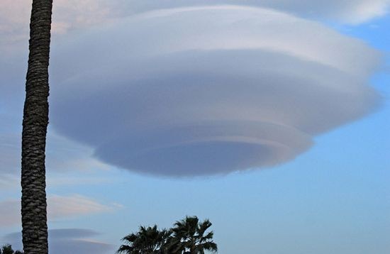  p>荚状云,又称飞碟云,是指一种状如飞碟云形,以透镜形状出现在高空