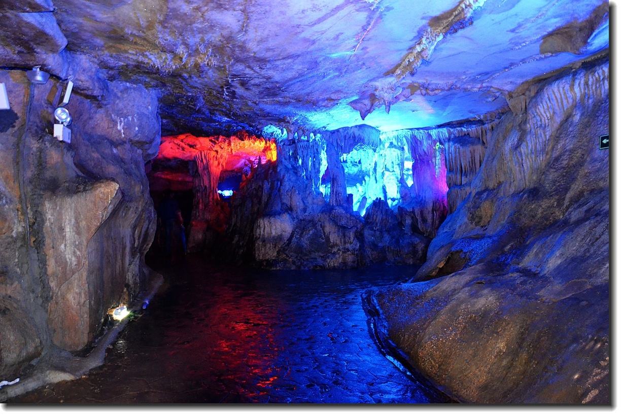 慕蠡洞景观壮丽,气宇非凡,是宜兴众多溶洞中新绽放的一朵奇葩,为国家