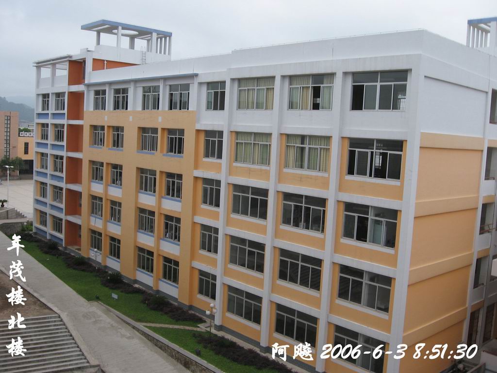  p>连城县第一中学简称连城一中,坐落在文川河畔的东台山上,系福建省
