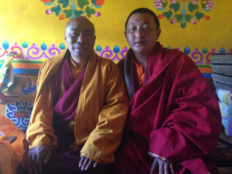 7岁的白玛次成仁波切被协庆·嘉察仁波切及诸多贤成兼备的高僧一致