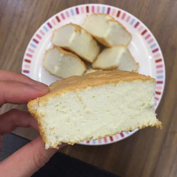  p>天使蛋糕(angel cake,或angel food cake)是靠把硬性发泡的鸡蛋清