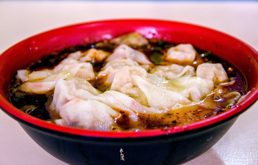  p>重庆的一种美食,馄饨类的一种,皮厚肉多,形状类似金元宝,口感香滑