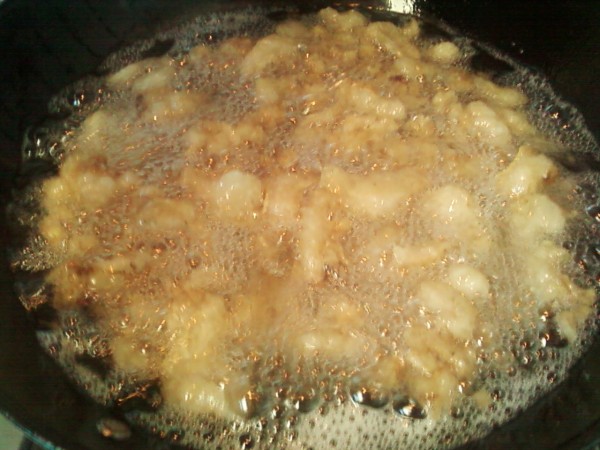  p>炸猪油是一道菜品,制作原料主要有猪油,盐等,口味鲜美,营养丰富.