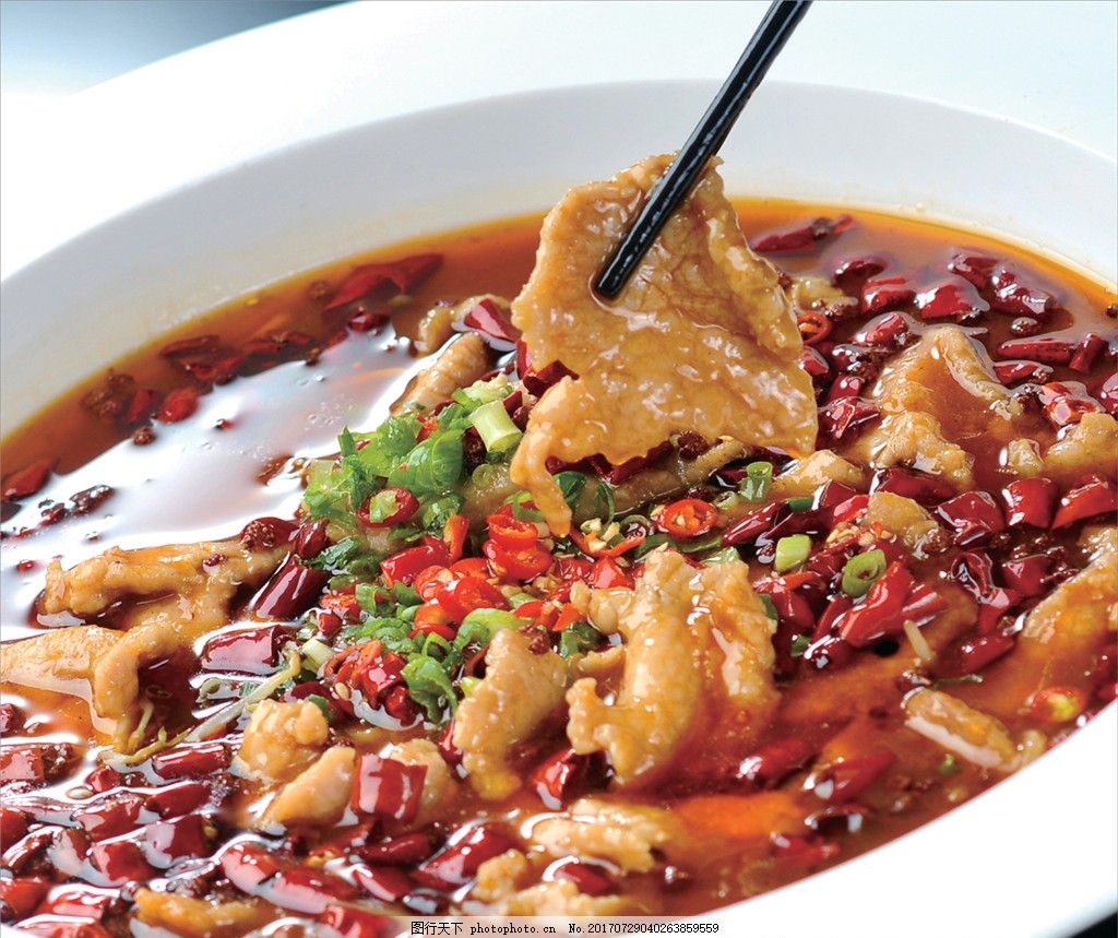  p>水煮牛肉是以瘦黄牛肉为主料制作而成的特色传统名菜,属川菜系.