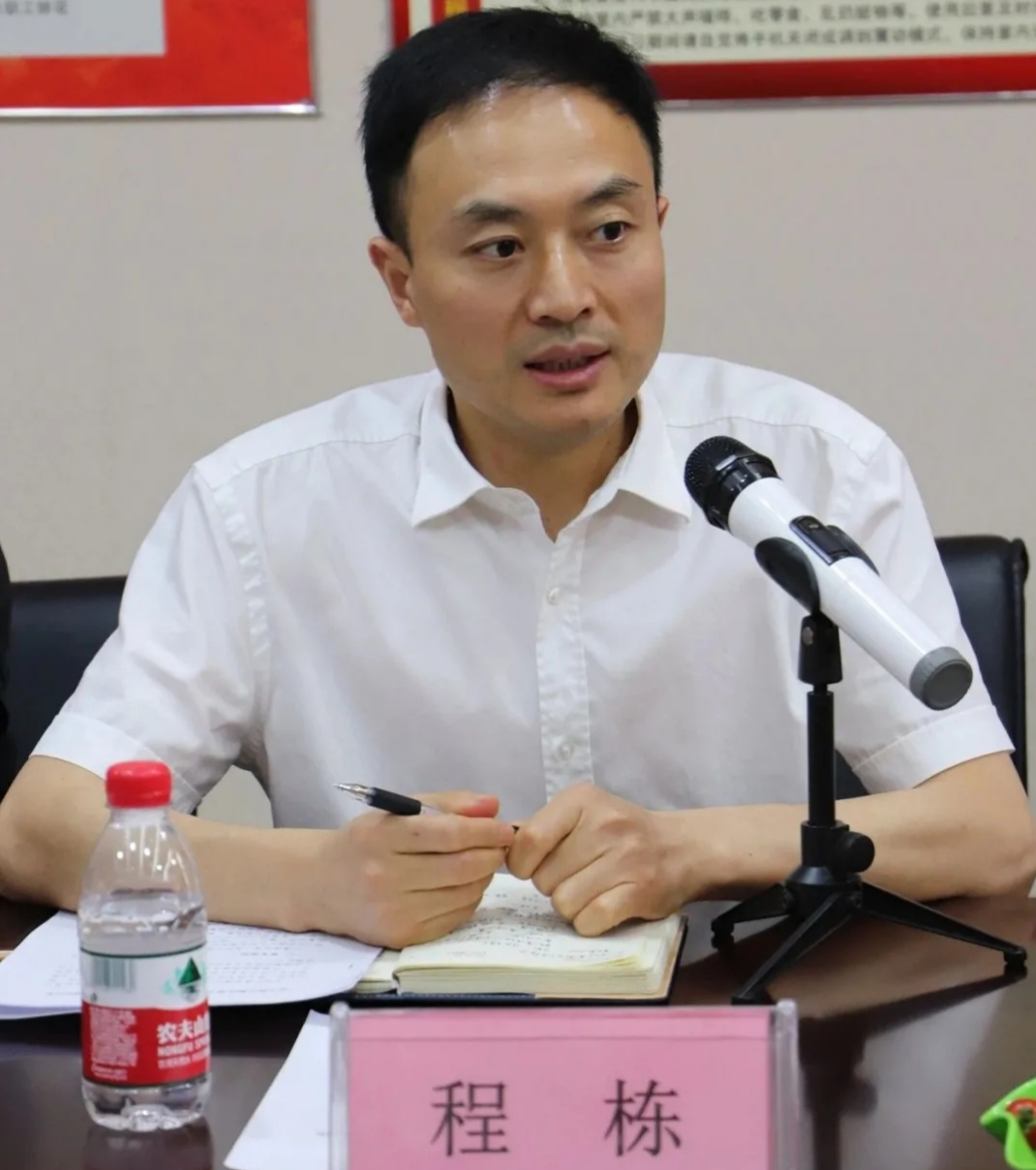 程栋是江西上饶广丰县洋口镇壶村人,父母都