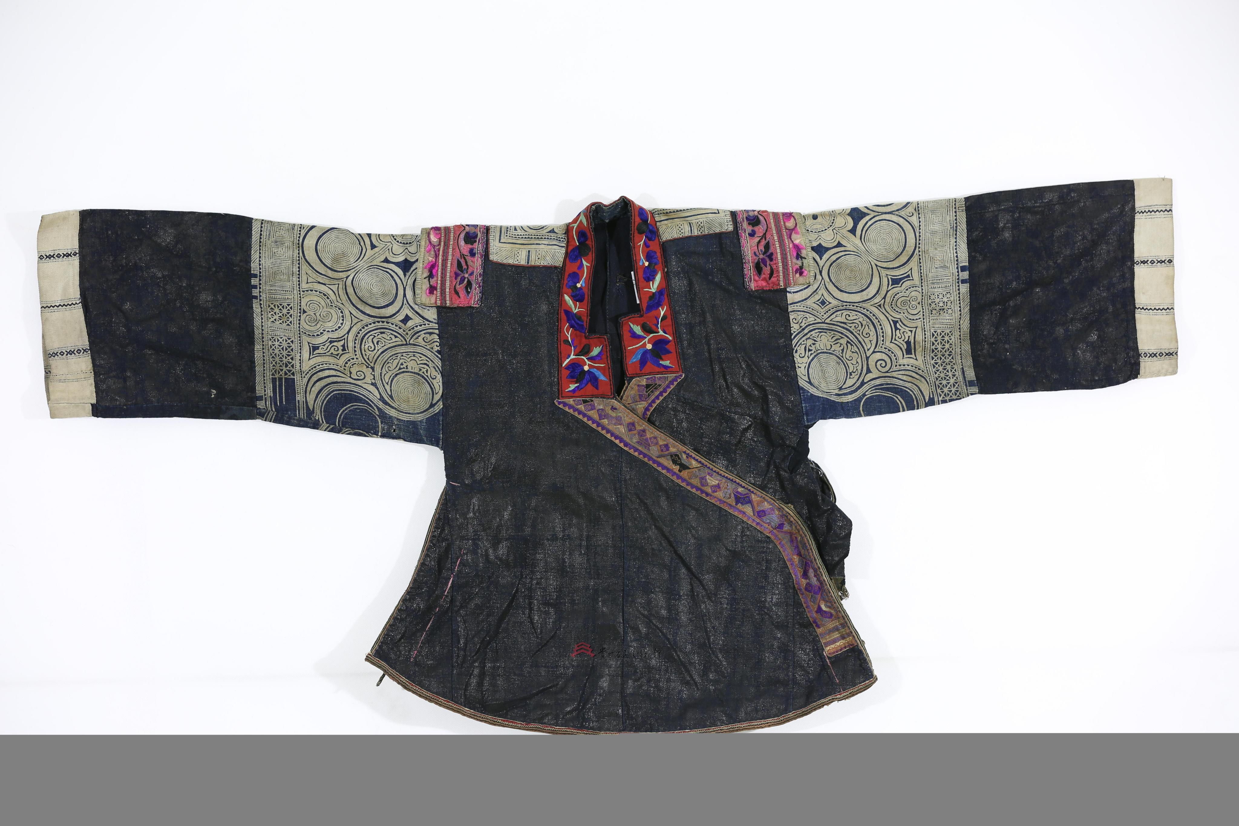 当代黔东南丹寨月亮山苗族女盛装蜡染左衽上衣